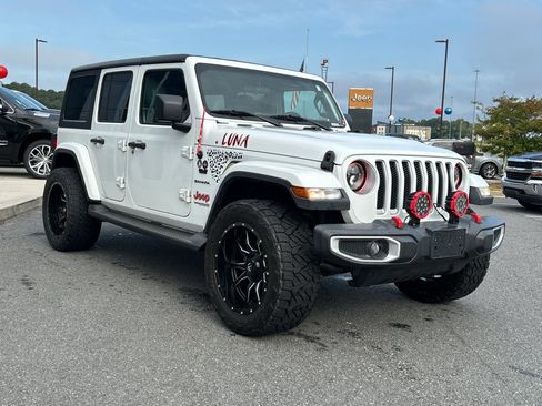 Used 2020 Jeep Wrangler Unlimited Sahara AWD/4WD image 2