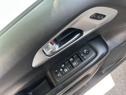 Used 2020 Chrysler Pacifica Limited w/ Advanced Safetytec Group FWD image 17