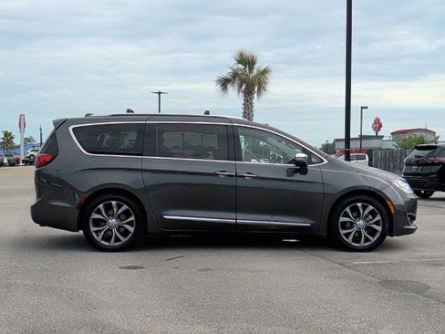 Used 2020 Chrysler Pacifica Limited w/ Tire & Wheel Group FWD image 6