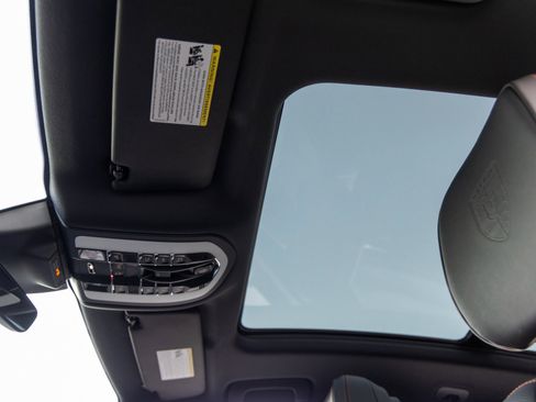 New 2026 Porsche Macan image 29