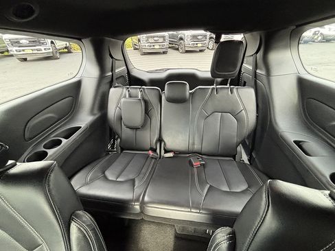 Used 2025 Chrysler Pacifica Select FWD image 32