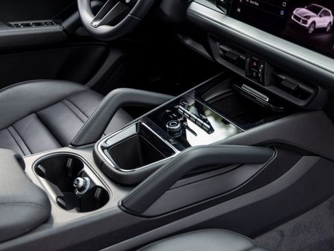 Certified 2025 Porsche Cayenne S image 54