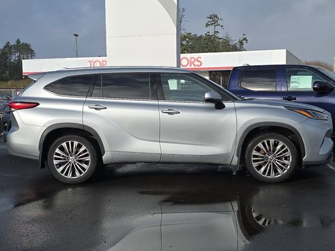 Used 2020 Toyota Highlander Platinum image 3