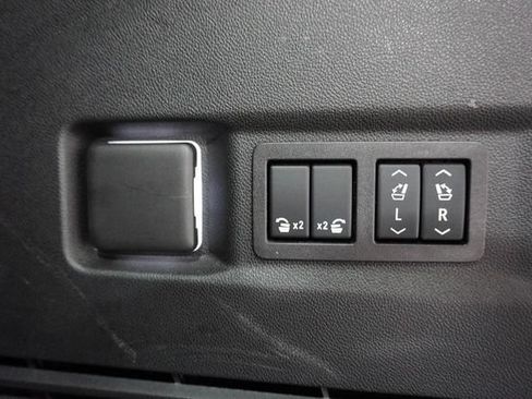 Used 2025 Chevrolet Tahoe Premier RWD image 18