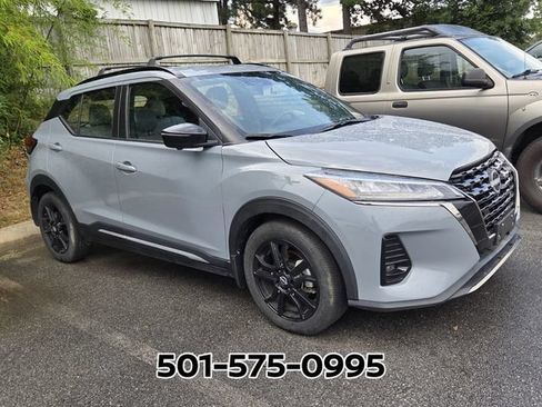 Used 2023 Nissan Kicks SR w/ SR Premium Package FWD image 3