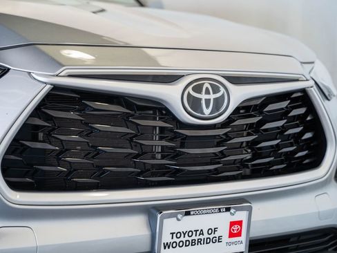 Used 2023 Toyota Highlander LE AWD/4WD image 10