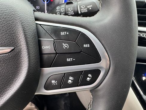 Used 2024 Chrysler Pacifica Touring-L image 35