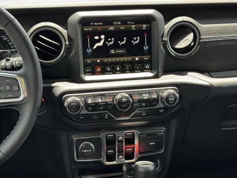 Used 2023 Jeep Wrangler Unlimited Sahara w/ Cold Weather Group AWD/4WD image 17