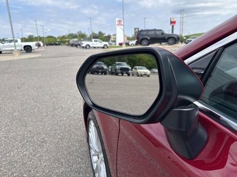 Used 2018 Toyota Camry XLE FWD image 7