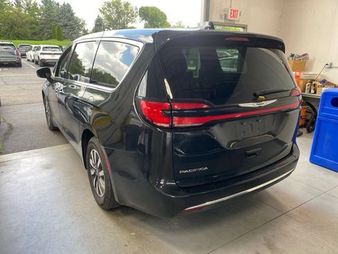Used 2023 Chrysler Pacifica Touring-L FWD image 3