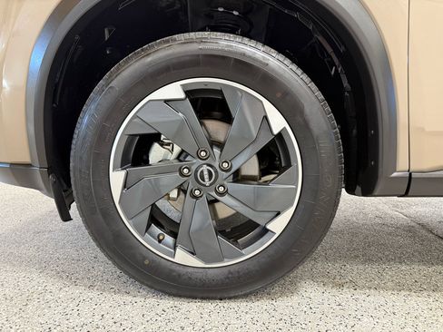 Used 2024 Nissan Rogue SV image 8