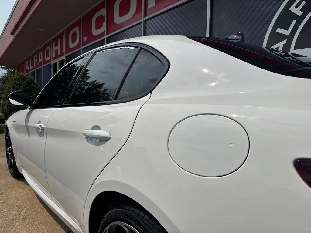 Used 2022 Alfa Romeo Giulia Veloce AWD/4WD image 13