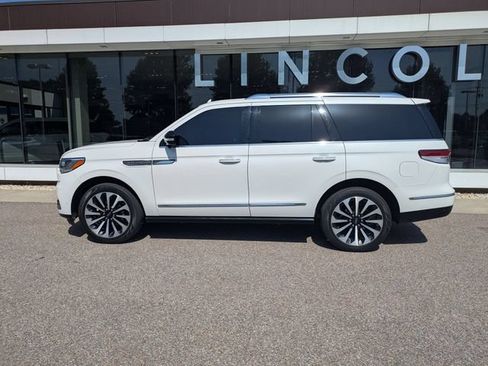 Used 2023 Lincoln Navigator Reserve AWD/4WD image 3