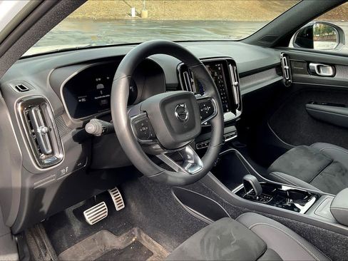 Used 2022 Volvo XC40 P8 Recharge Ultimate image 17