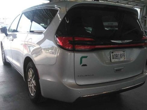 Used 2024 Chrysler Pacifica Touring-L FWD image 2