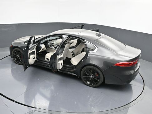 Used 2024 Jaguar XF R-Dynamic SE image 40