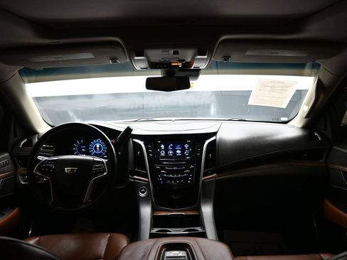 Used 2018 Cadillac Escalade Luxury AWD/4WD image 20