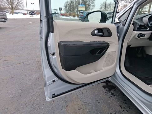 Used 2024 Chrysler Pacifica Touring-L image 9