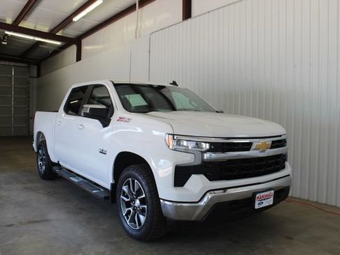 Used 2022 Chevrolet Silverado 1500 LT w/ Z71 Off-Road Package AWD/4WD image 3