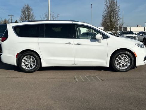 Used 2021 Chrysler Pacifica Touring-L image 3