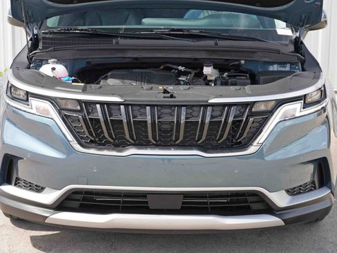 Used 2024 Kia Carnival EX image 6