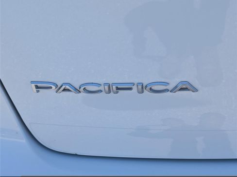 Used 2021 Chrysler Pacifica Pinnacle AWD/4WD image 9