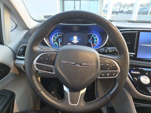 Used 2023 Chrysler Pacifica Limited image 18