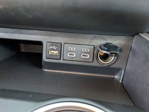 Used 2024 Toyota Highlander LE image 31