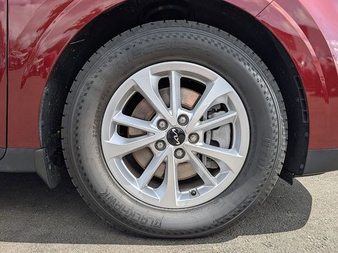 Used 2024 Kia Carnival LX FWD image 15