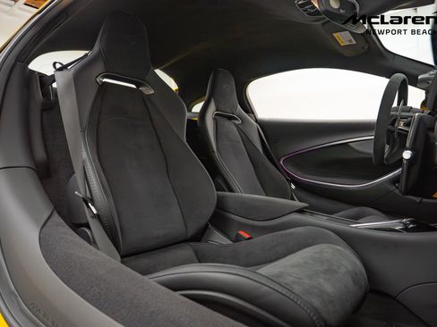 Used 2024 McLaren Artura image 21