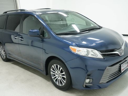 Used 2020 Toyota Sienna XLE w/ XLE Navigation Package FWD image 3
