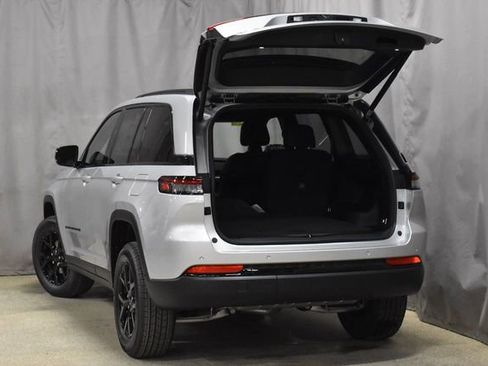 New 2025 Jeep Grand Cherokee Altitude image 31