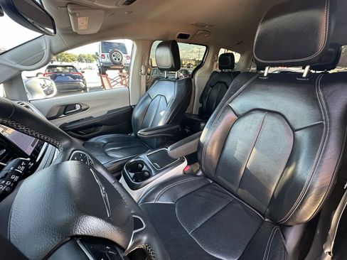 Used 2022 Chrysler Pacifica Touring-L image 12