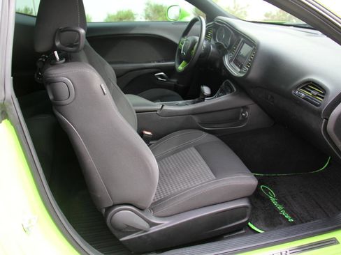 Used 2019 Dodge Challenger SXT image 18