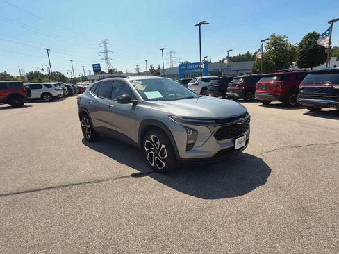 Used 2024 Chevrolet Trax RS w/ Sunroof Package FWD image 2