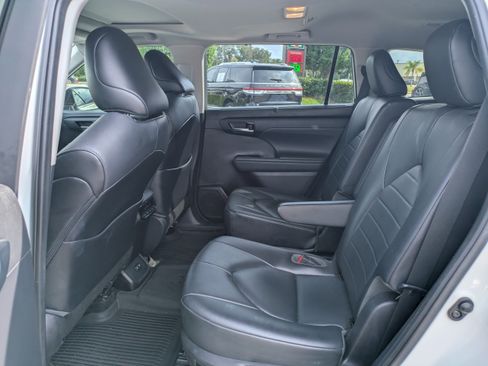 Used 2021 Toyota Highlander XLE FWD image 13