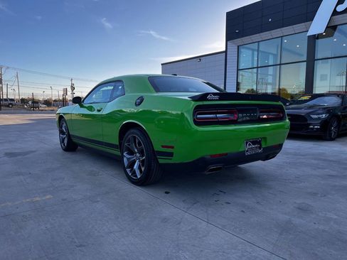Used 2017 Dodge Challenger SXT image 3