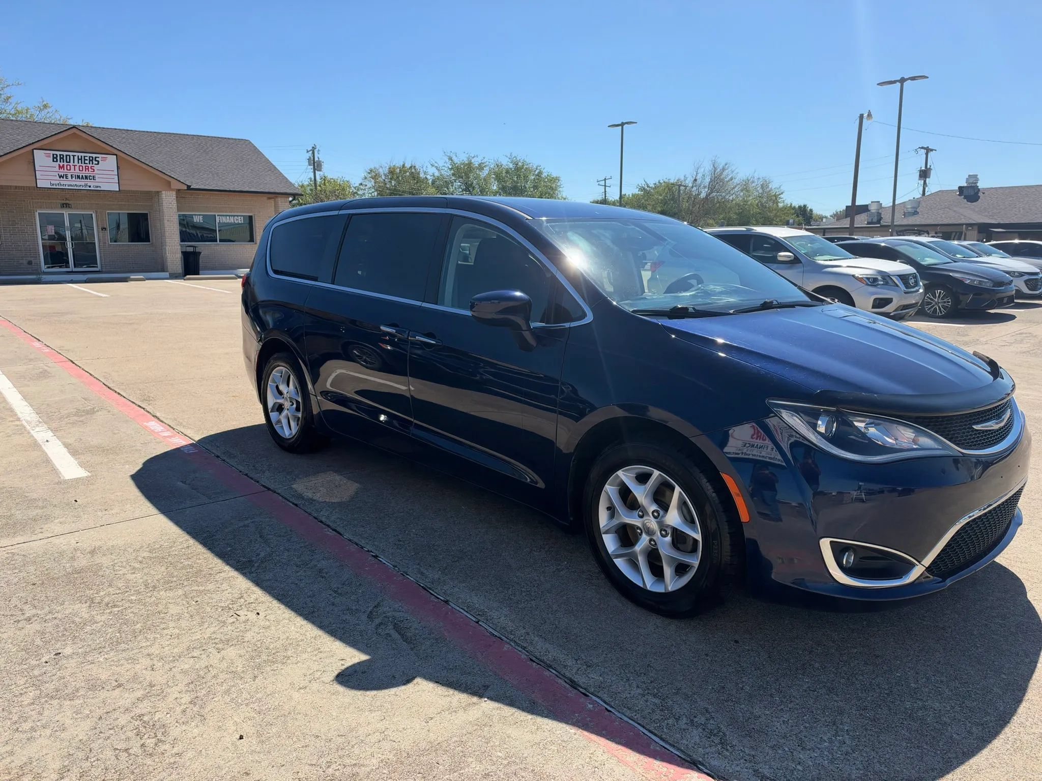 Used 2019 Chrysler Pacifica Touring Plus w/ Tire & Wheel Group FWD image 3