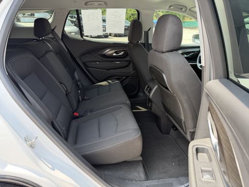 Used 2024 GMC Terrain SLE w/ Driver Convenience Package FWD image 10