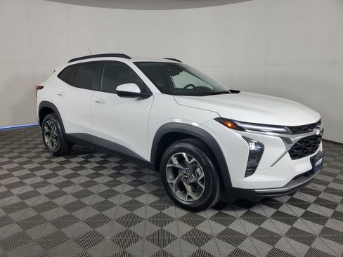 New 2026 Chevrolet Trax LT w/ LPO, Blackout Package FWD image 2