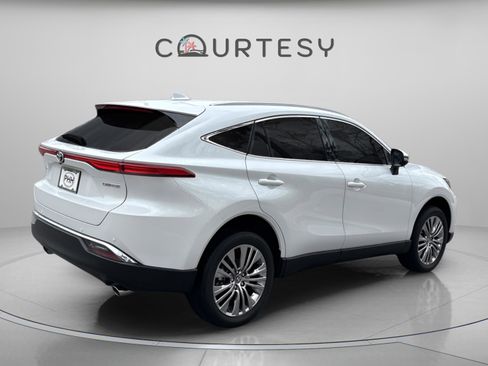 Used 2023 Toyota Venza Limited image 8