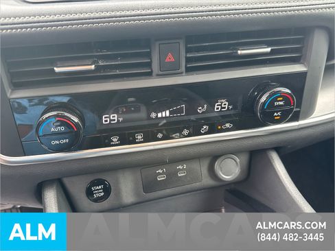 Used 2025 Nissan Rogue SV FWD image 34