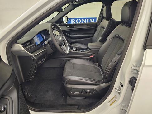 New 2025 Jeep Grand Cherokee Altitude image 12