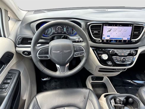 Used 2023 Chrysler Pacifica Touring-L FWD image 21