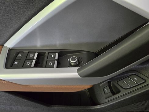 Certified 2025 Audi Q3 2.0T Premium w/ Convenience Package image 9