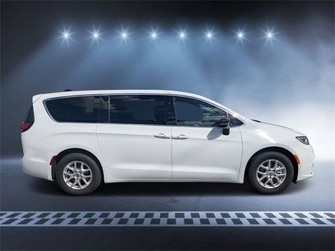 Used 2025 Chrysler Pacifica Select image 2