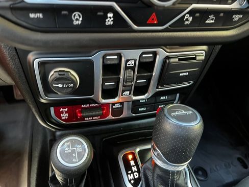 Used 2024 Jeep Gladiator Mojave AWD/4WD image 39