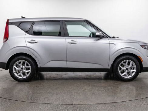 Used 2025 Kia Soul LX w/ LX Technology Package FWD image 11
