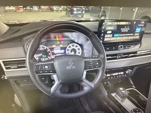 Used 2025 Mitsubishi Outlander SE image 6