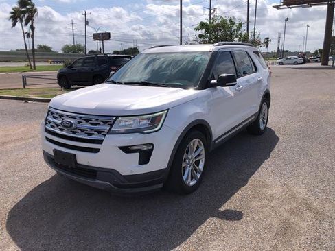Used 2018 Ford Explorer XLT w/ Equipment Group 202A image 3